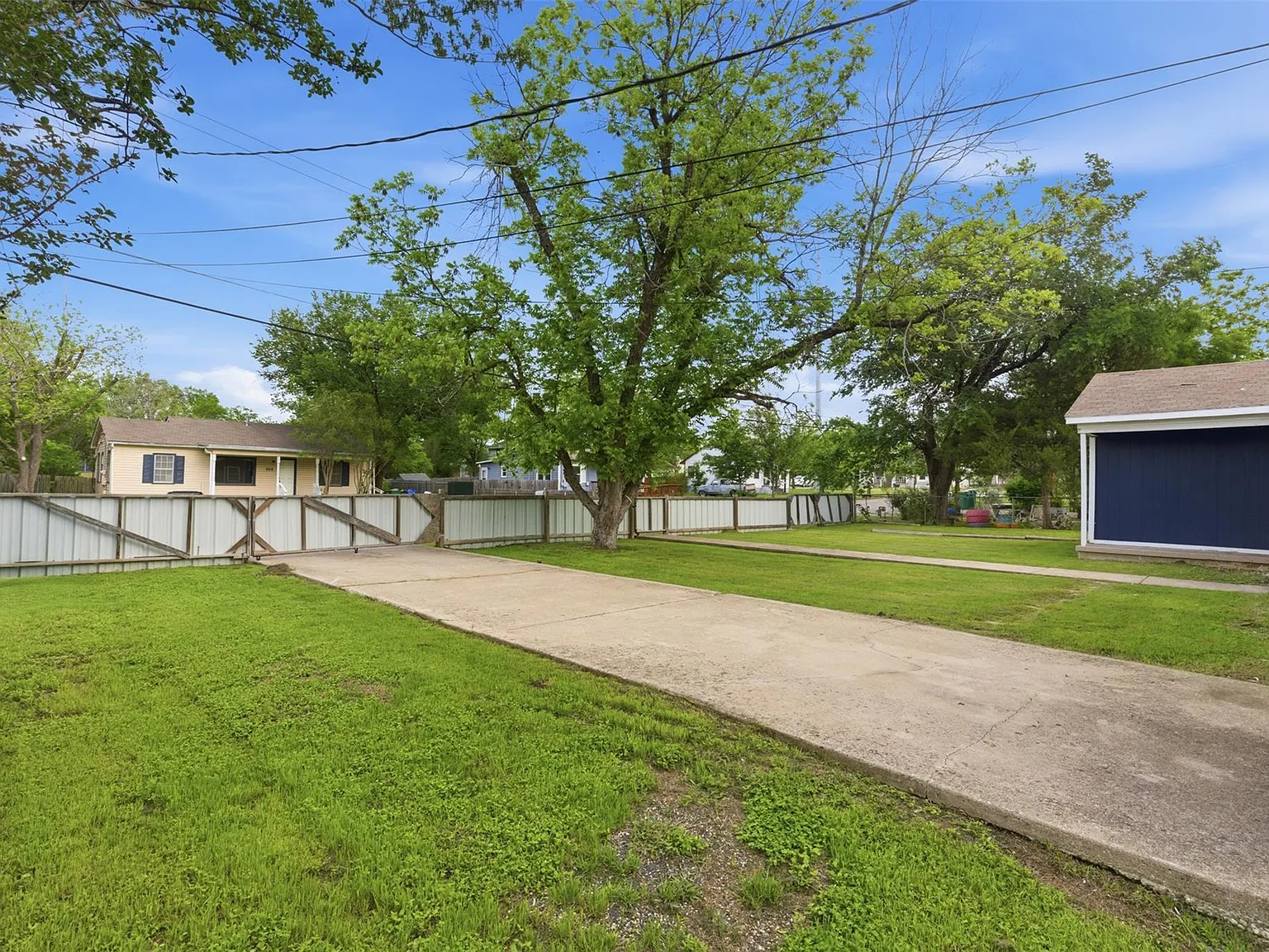 4 bed, 1.5 bath, 1960 sqft, $2,100 — Photo 3