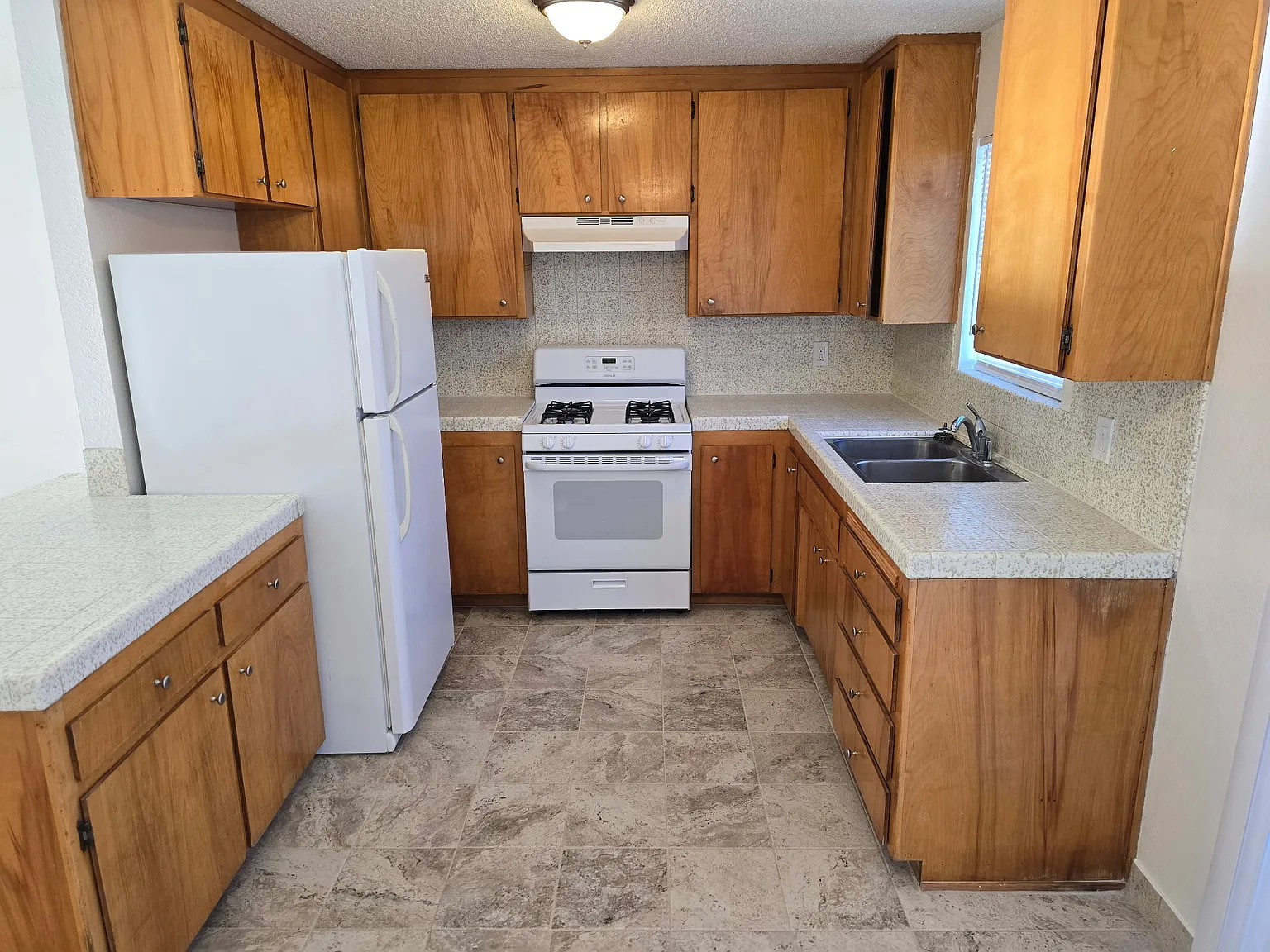 2 bed, 1.5 bath, 1050 sqft, $1,350 — Photo 2