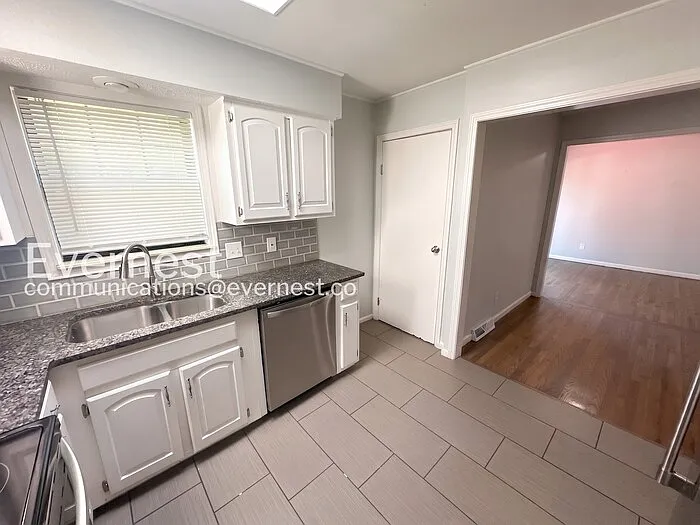 8109 NE 51st St — Photo 6