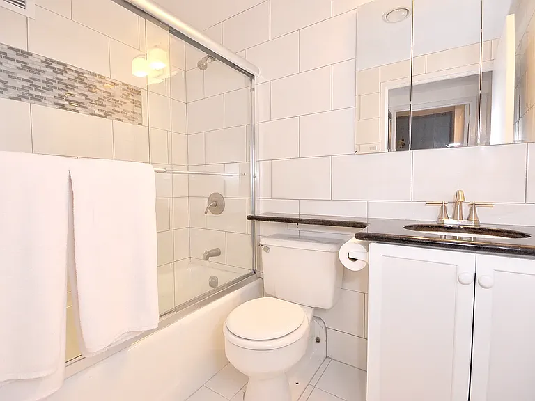 150 W 51st St #2117 — Photo 9