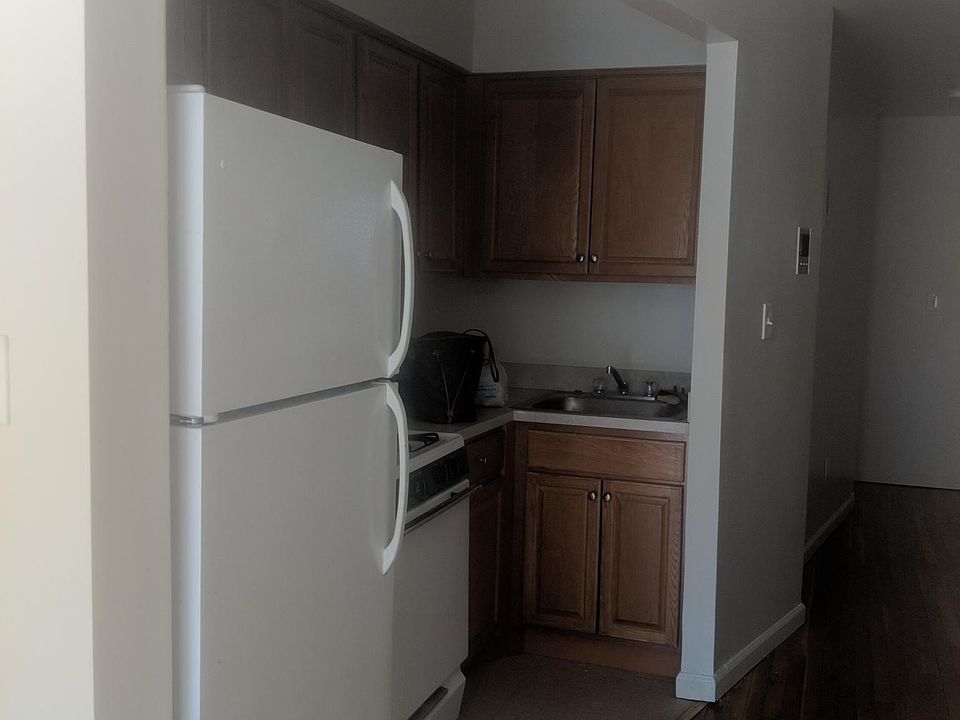2nd image of 140-76 Burden Cres #1