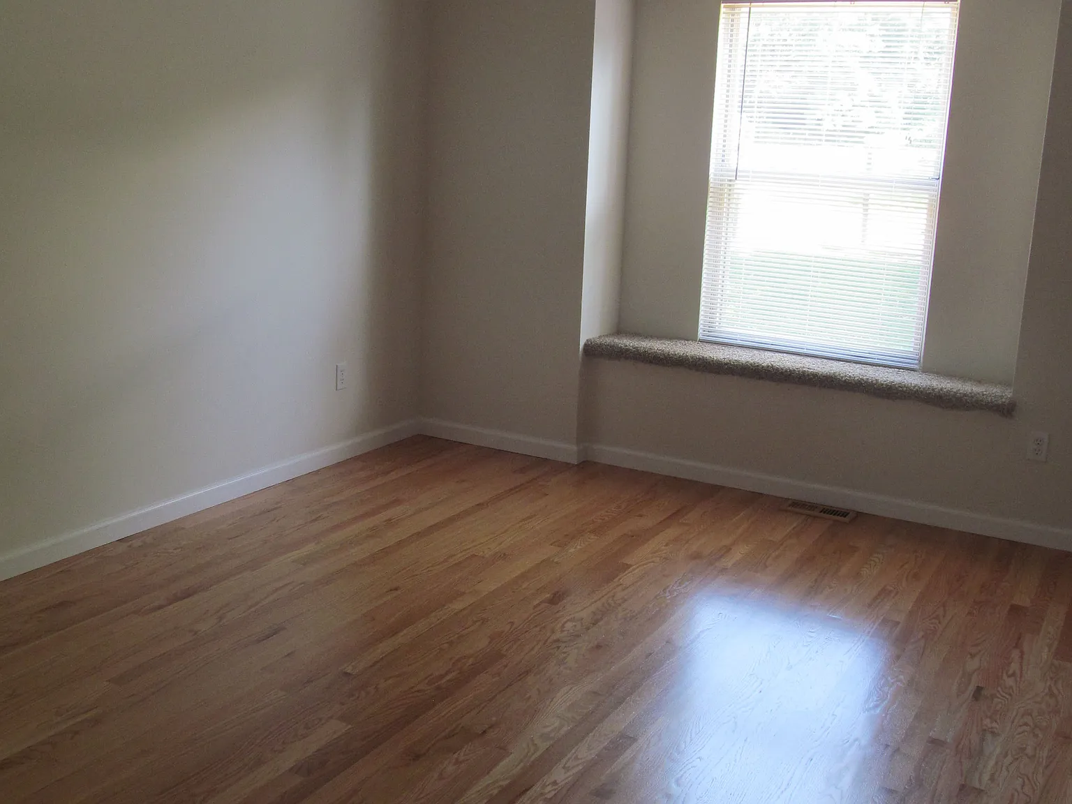 2 bed, 1.5 bath, 1250 sqft, $1,295 — Photo 3