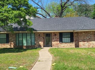 906 Hampshire St, Grand Prairie, TX 75050