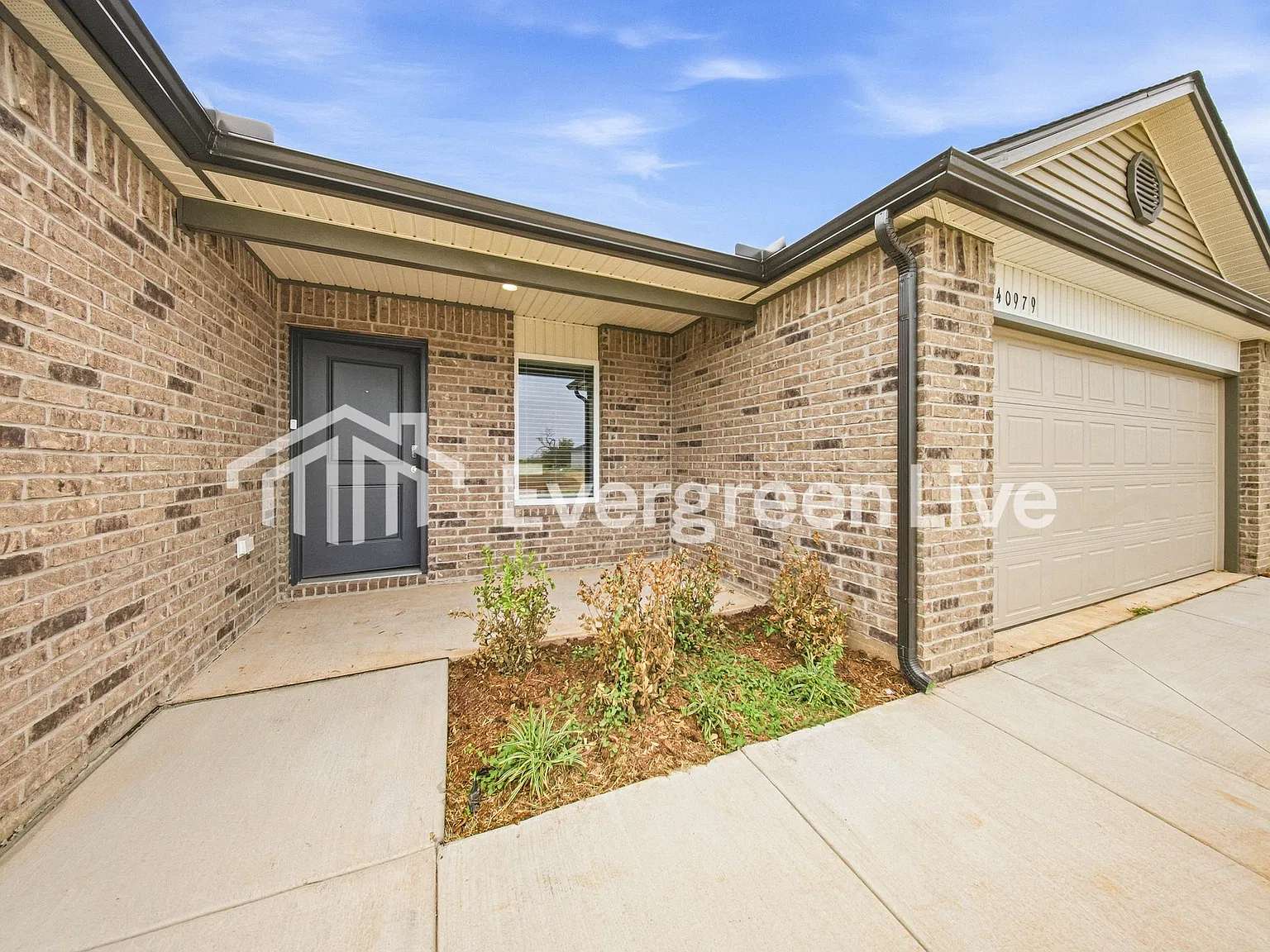 4 bed, 2.0 bath, 1640 sqft, $1,645 — Photo 2