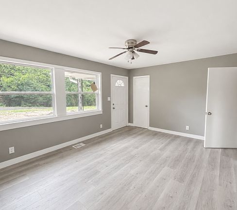 2nd image of 1143 Oakley Dr
