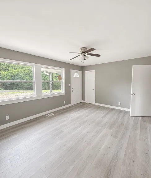 1143 Oakley Dr — Photo 2