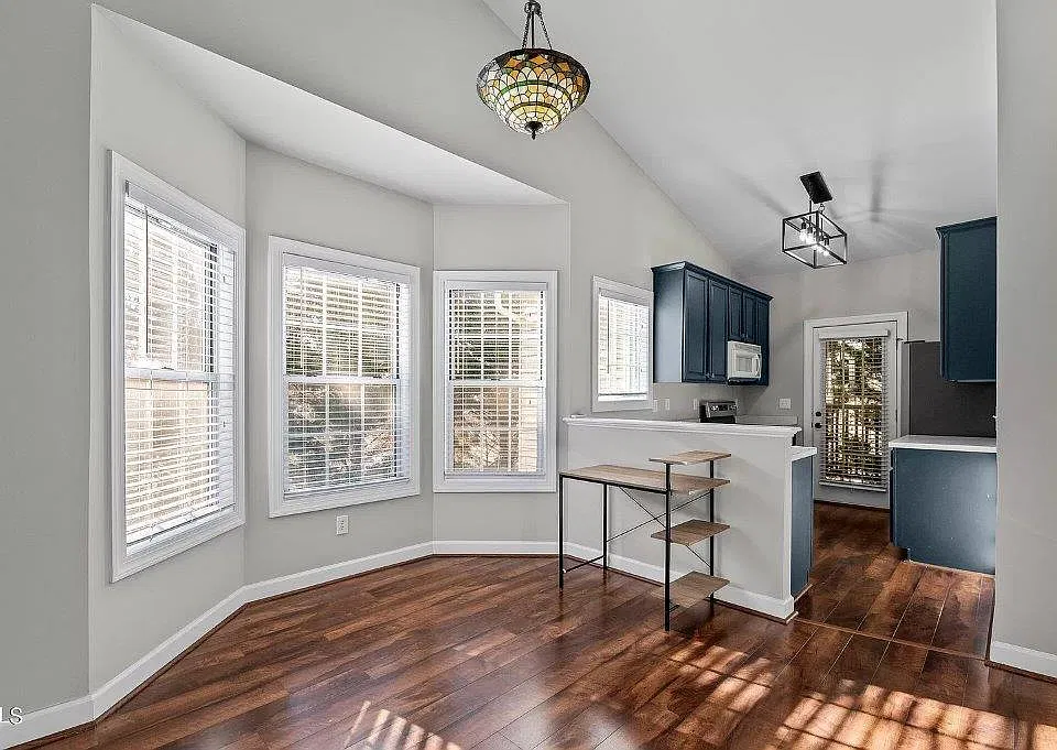 Bay window dining area by kitchen