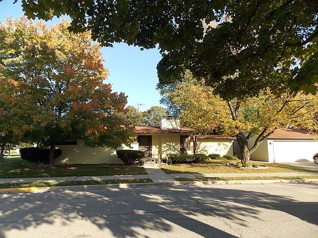 1st image of 321 Burton St