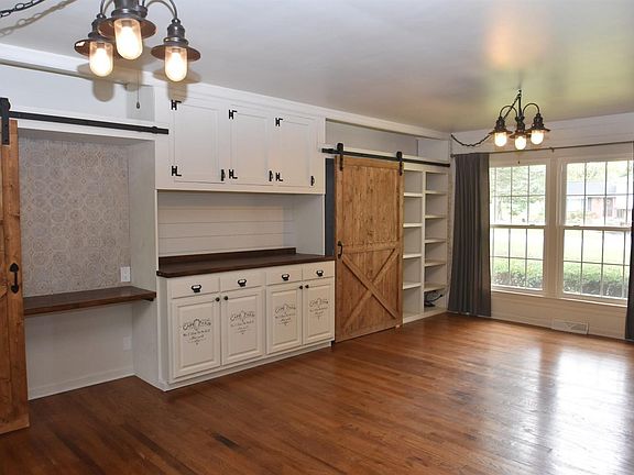 4th image of 826 Indianwood Dr