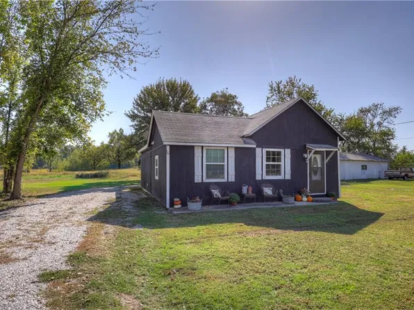 907 W 12th St, Baxter Springs, KS 66713