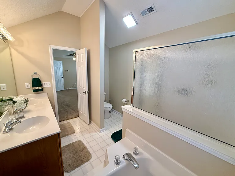 Primary suite w/separate tub and shower