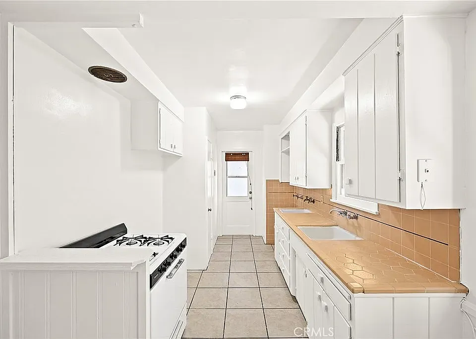 130 E Saint Joseph St #C