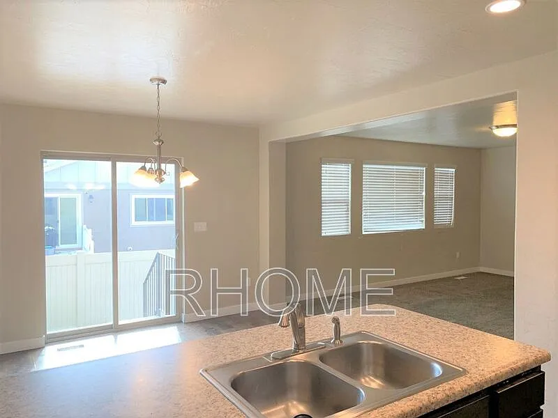 3 bed, 2.5 bath, 2407 sqft, $2,249 — Photo 4