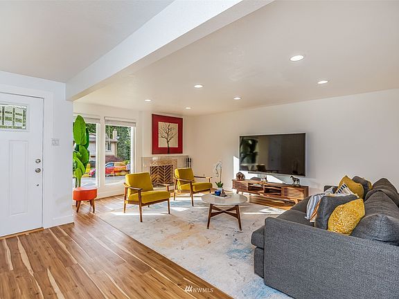 Entrance open to spacious living room - note the new flooring and paint thru-out!