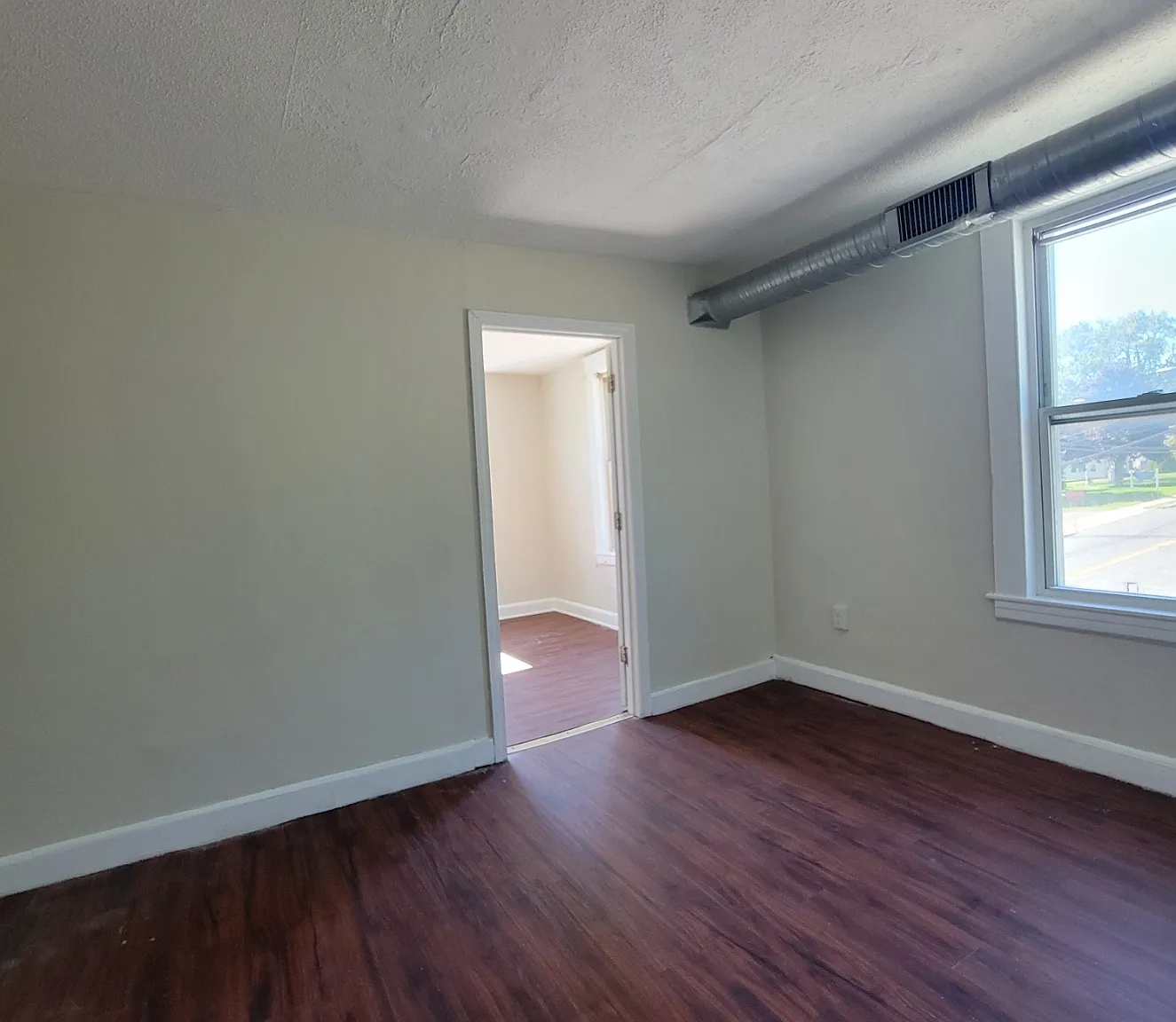 2 bed, 1.0 bath, 3816 sqft, $1,350 — Photo 4