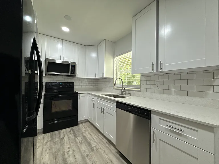 1319 NE 34th Ave — Photo 8