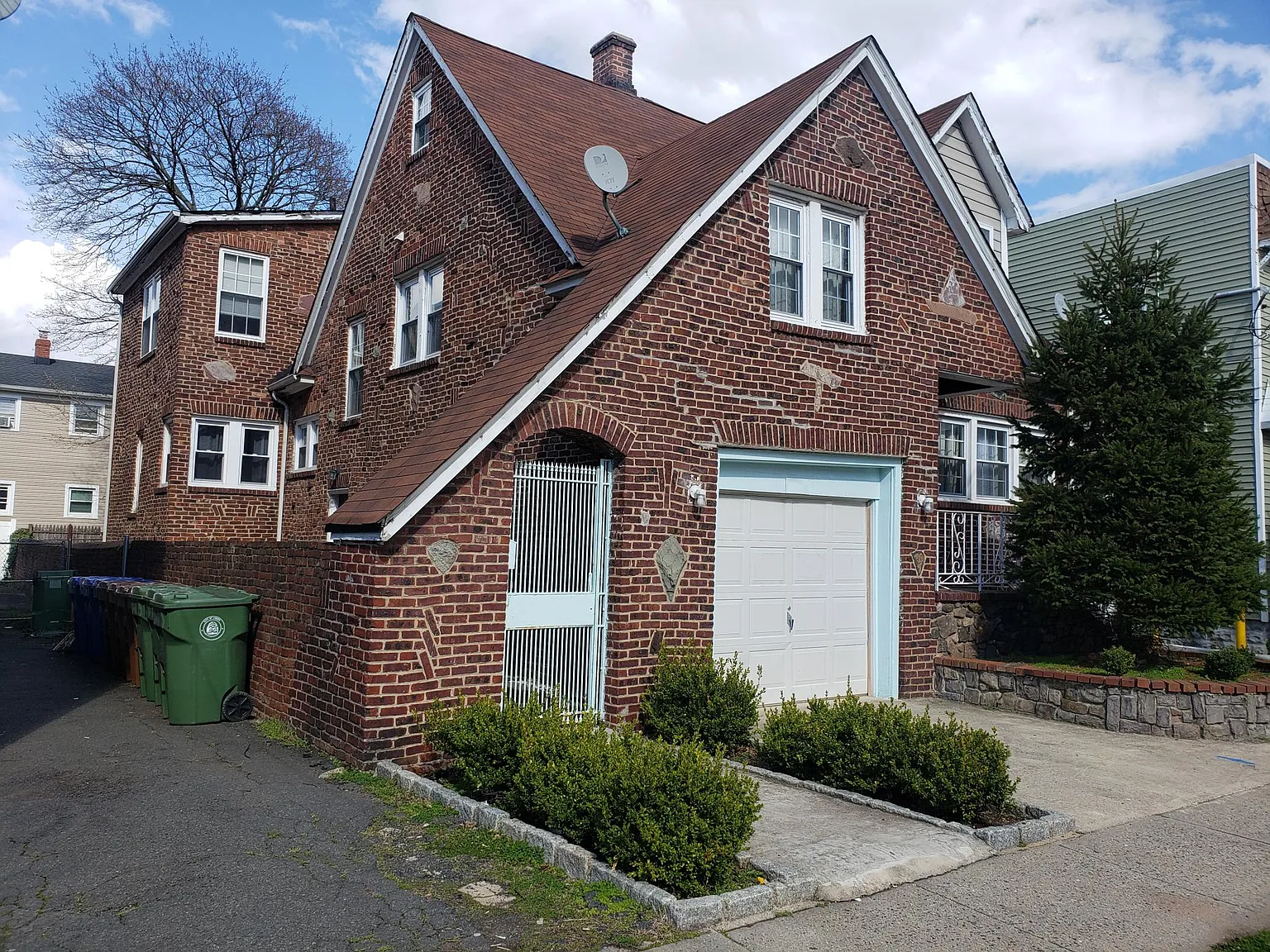 1014 Chandler Ave — Photo 1