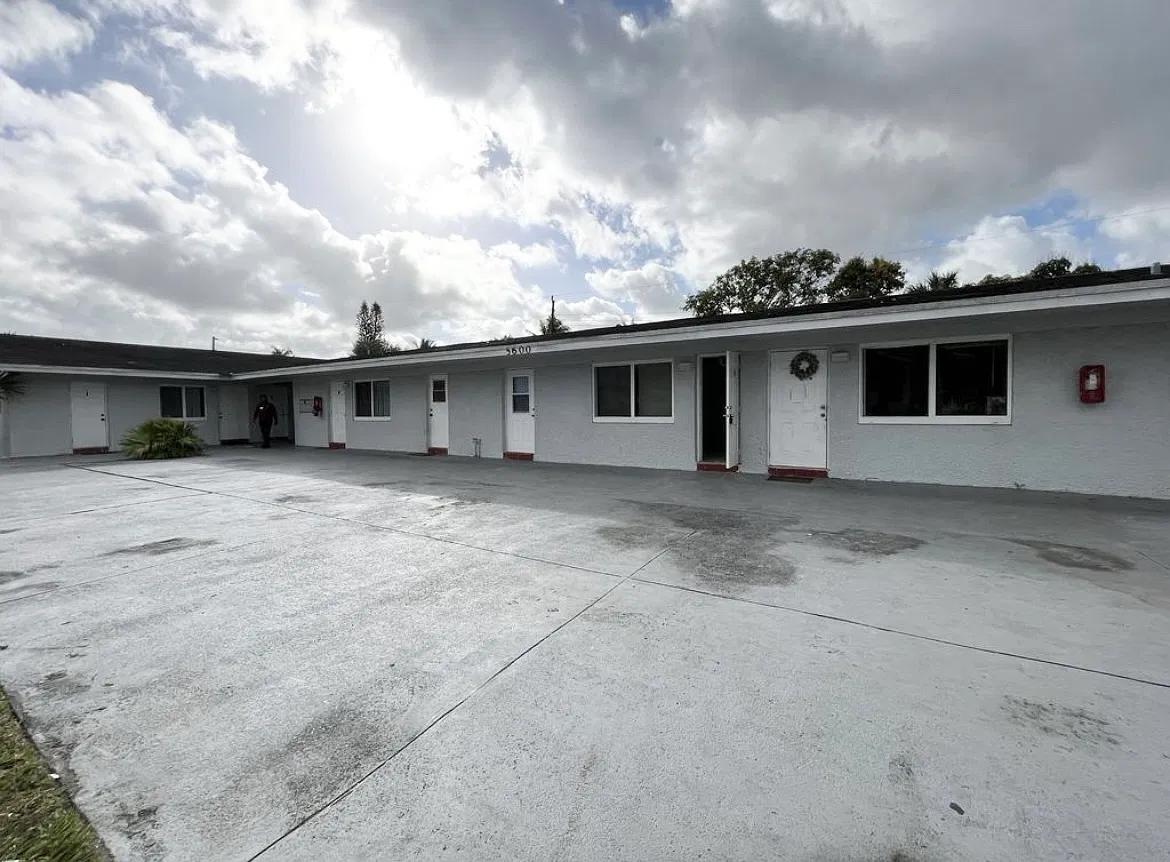5600 Nw 15th St (Reib Llc)Do Not Send Anyone Without Owner Approval - 426-3 — Photo 1