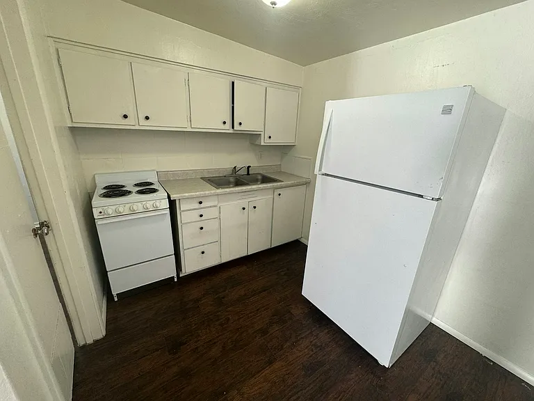 1065 W Marina Dr #8 — Photo 2