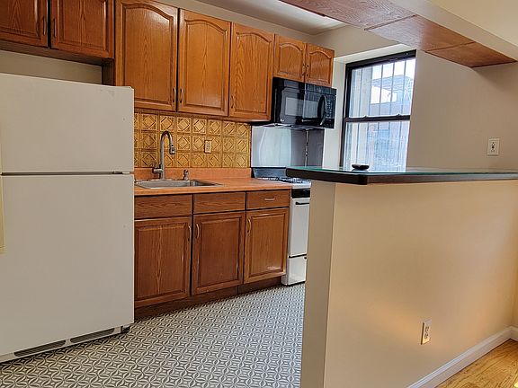 4th image of 1098 Dean St Floor 3