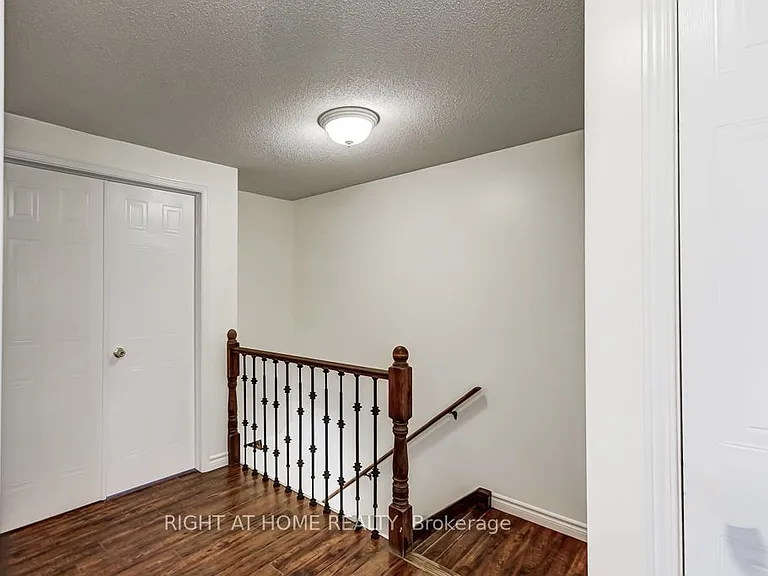 402 Lausanne Cres — Photo 21