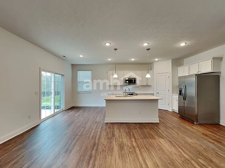 906 Castor Dr — Photo 4