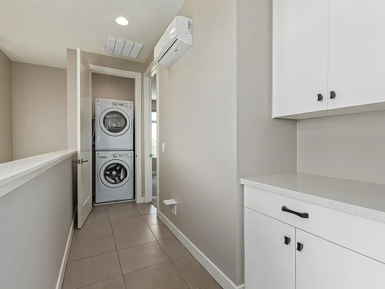 Upstairs washer/dryer