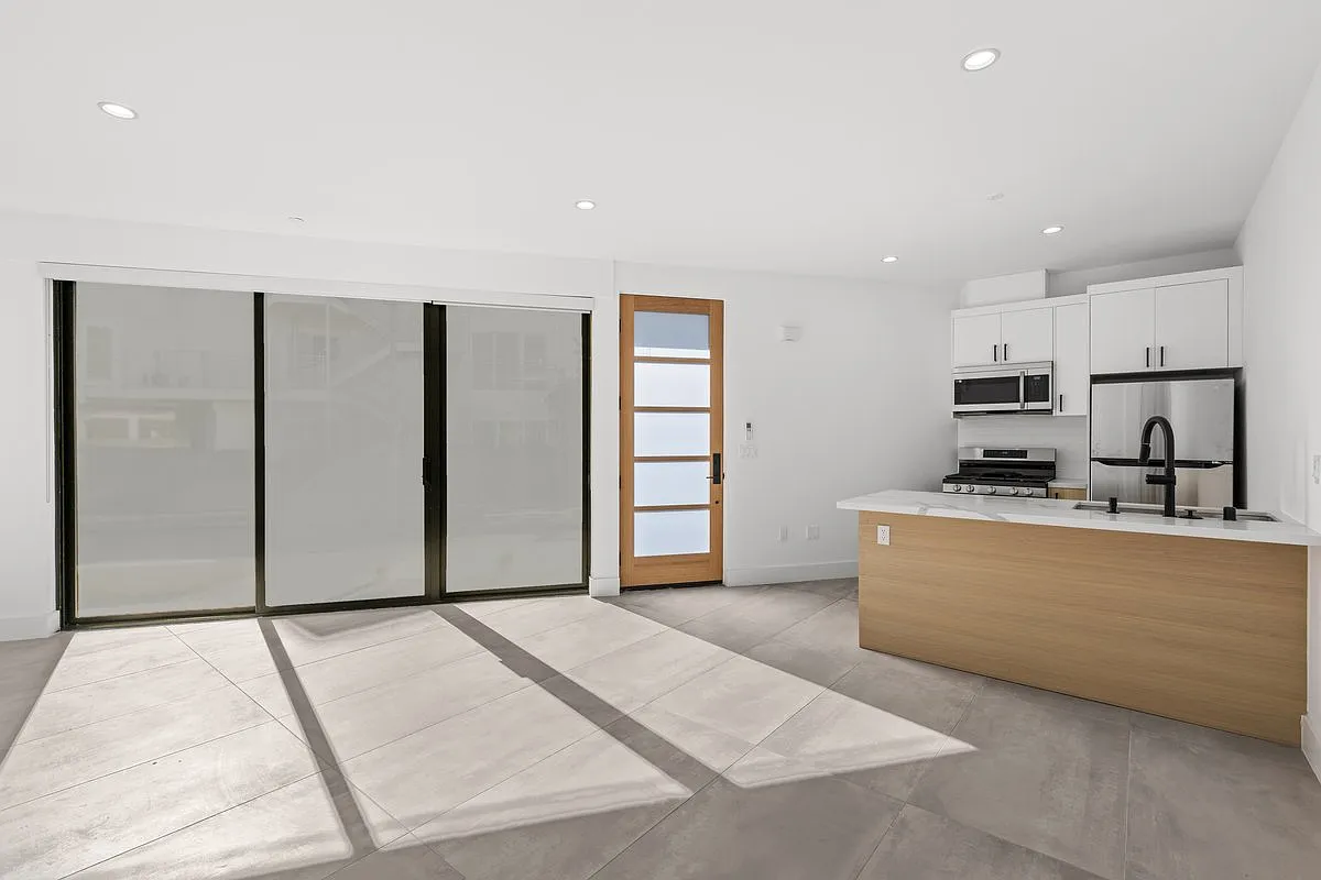 1 bed, $2,995 — Photo 2