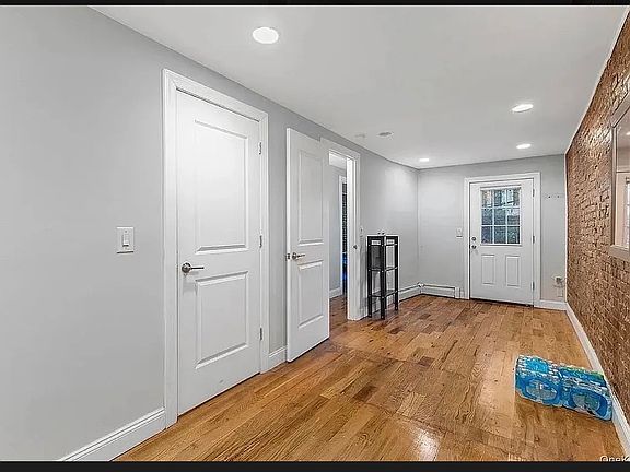 4th image of 887 Lafayette Ave #1D