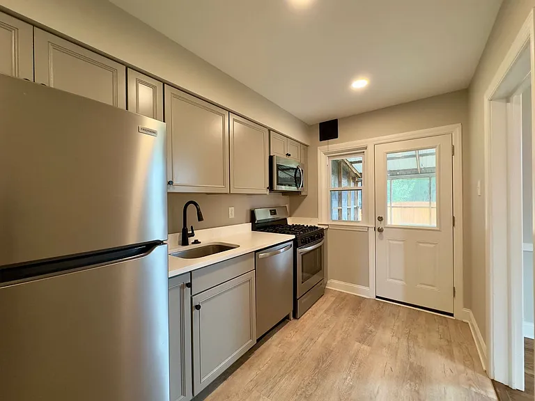 205 Sipple Ave — Photo 6