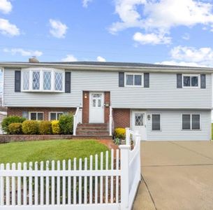 107 Greenway Drive, Farmingdale, NY, 11735