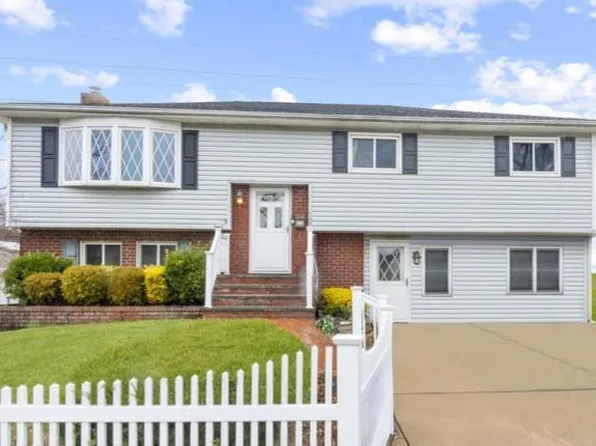 107 Greenway Drive, Farmingdale, NY 11735