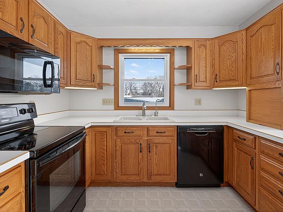 4th image of 202 Byrnbrae St