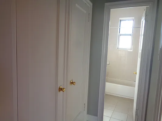 Rented by Zikos Realty Services | media 6