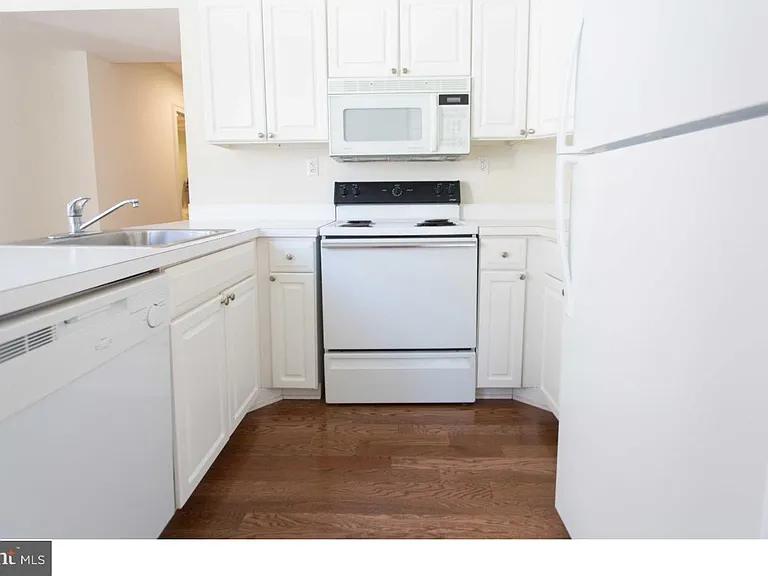 1411-4 Walnut St #804 — Photo 8
