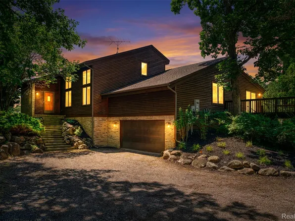 3166 Bigelow Rd, Howell, MI 48855