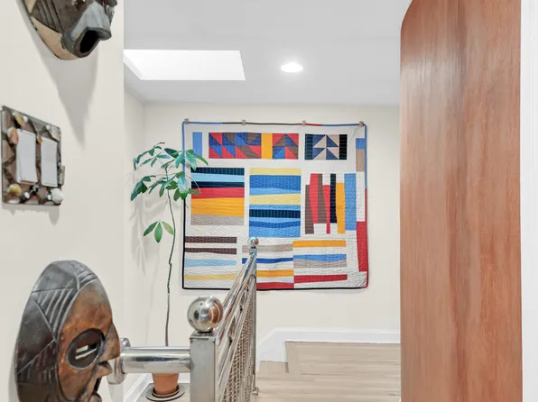 345 Dorman Court image 5 of 10