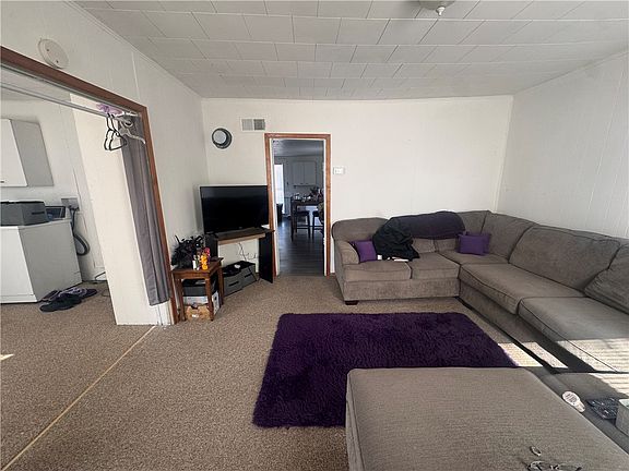 4th image of 105 Prairie St