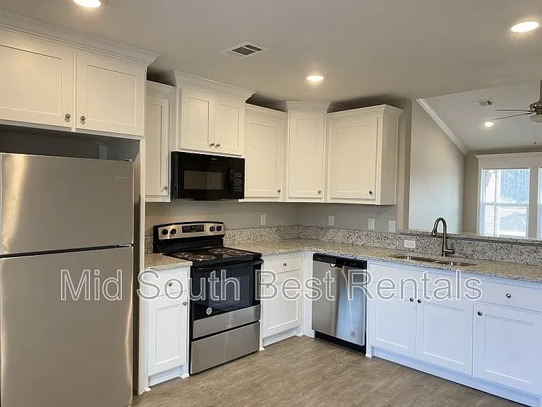 105 Magnolia Ct — Photo 2