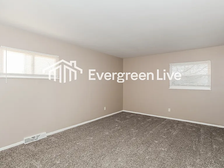 725 Decatur Ct — Photo 10