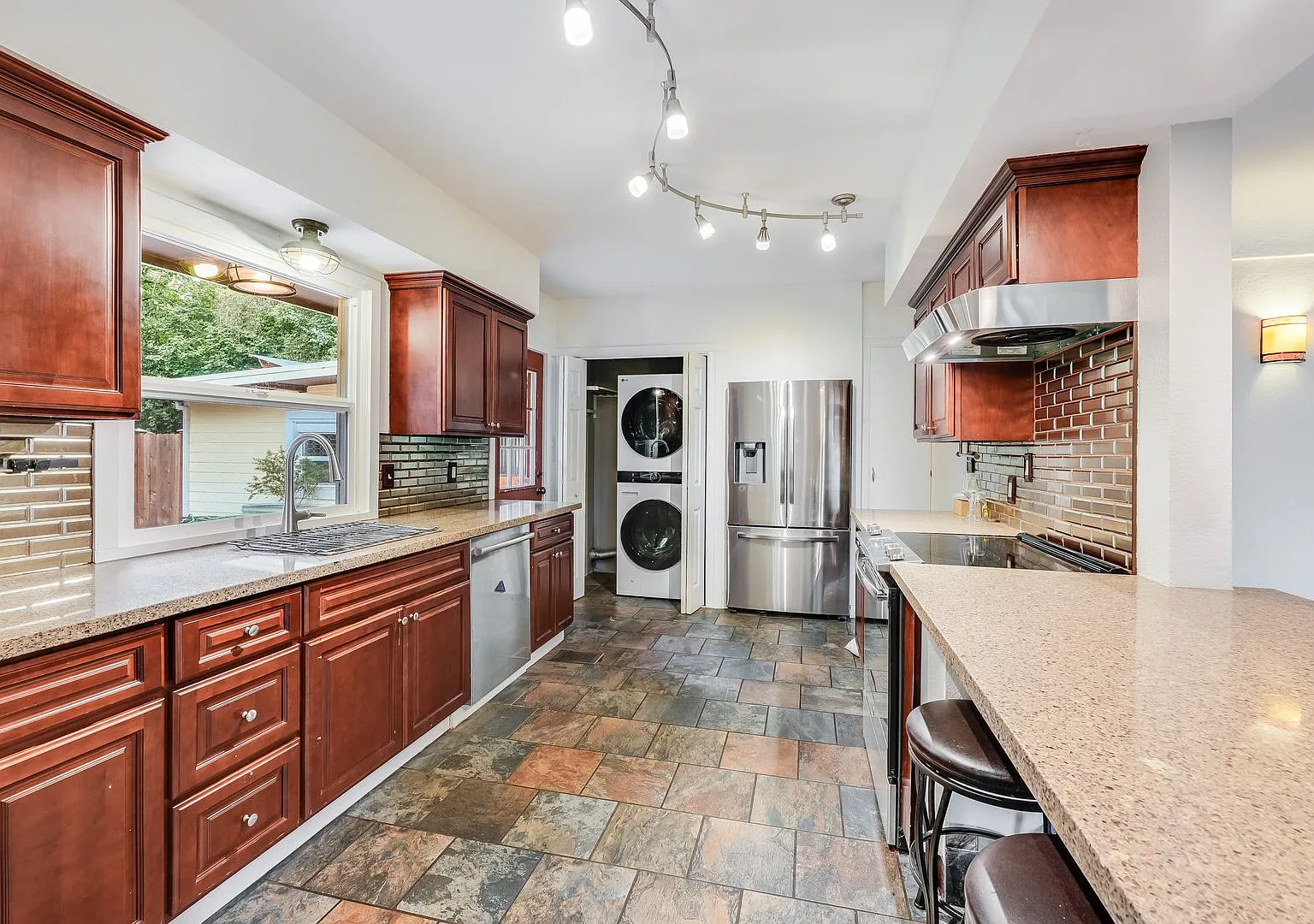 6009 SW Taylors Ferry Rd — Photo 3