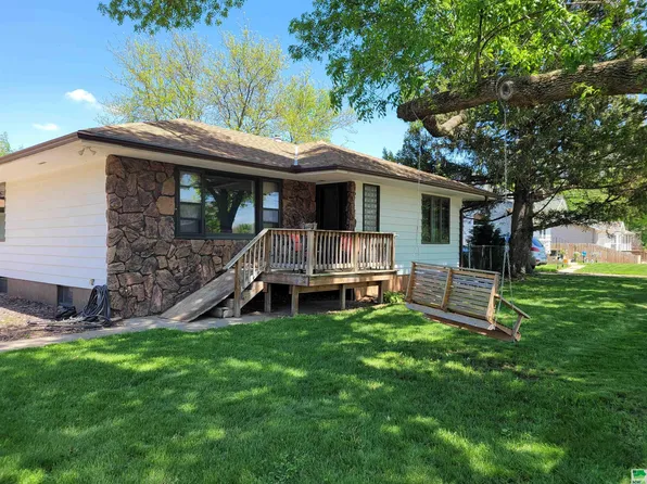 3303 22nd St, Sioux City, IA 51105