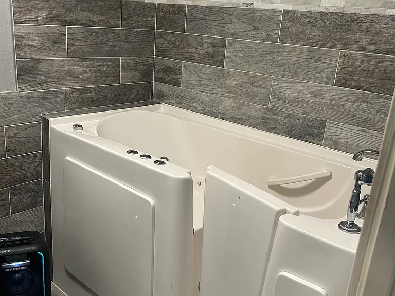 Walk-in Tub/Shower