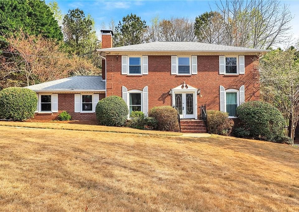 1st image of 2652 Fontainebleau Dr