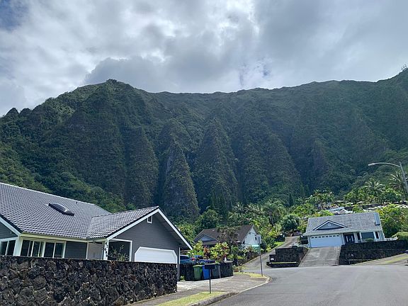Facing the Ko'olau Mountains
