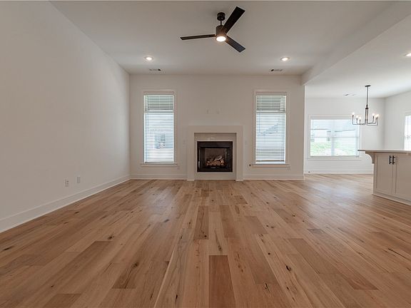 4th image of 261 Maroon Ave