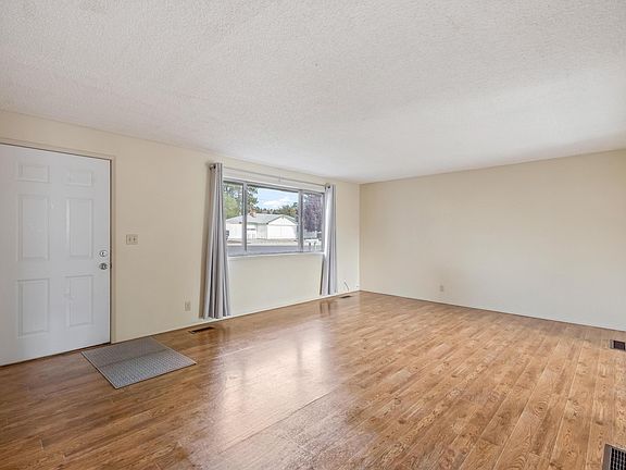 4th image of 563 SW 2nd St
