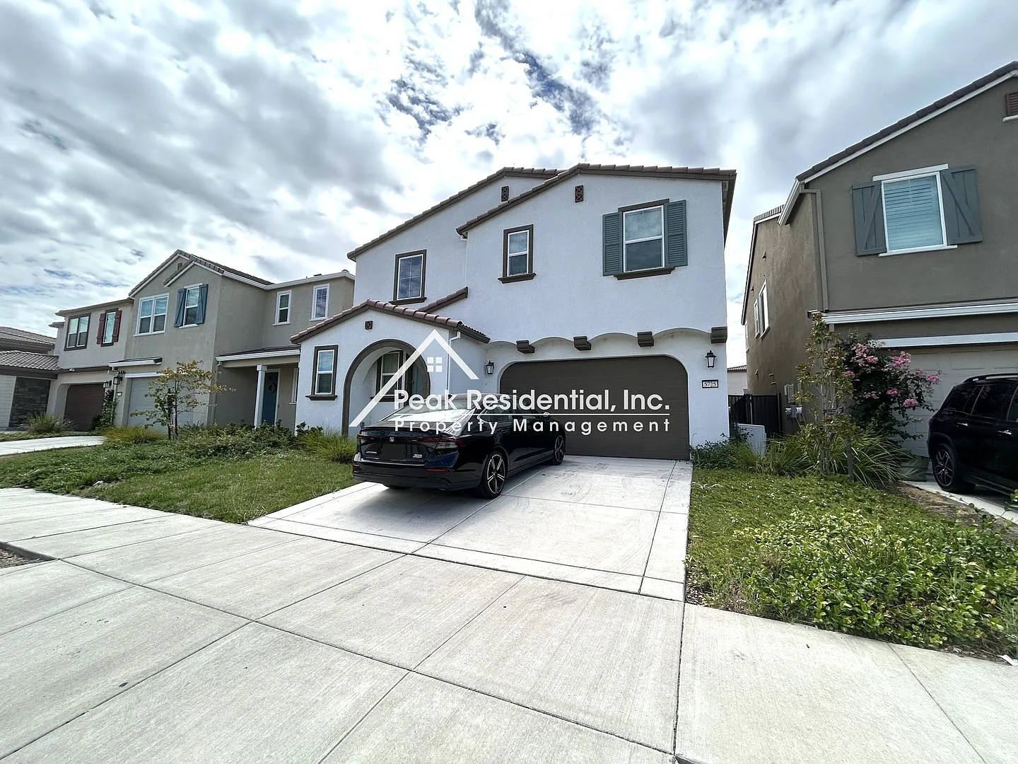 Beautiful 4 bedroom 3.5 bathroom home — Photo 2