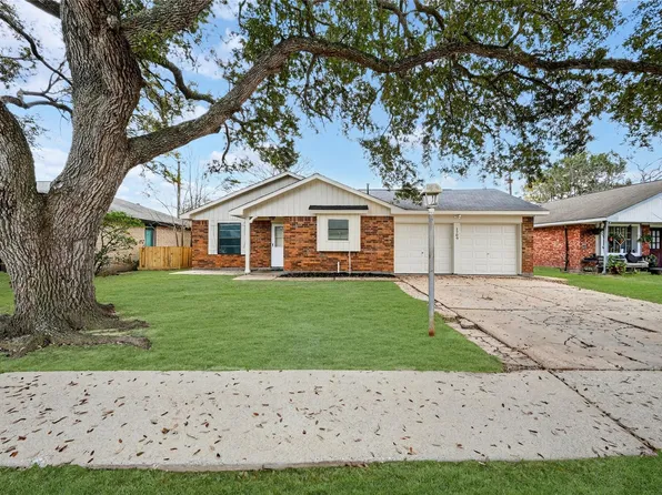 1709 Capri Ln, Seabrook, TX 77586