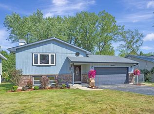 18 Walnut Dr, Lake In The Hills, IL 60156